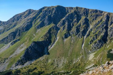 Batı Karpat dağ panorama açık gün. Tatra turistler için yürüyüş parkurları. uzak ufuk