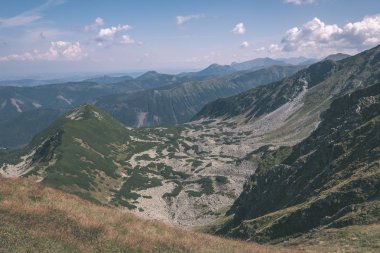 güzel kayalık dağ sonbaharda mavi gökyüzü ve geç çim ile Slovakça Tatra Batı Karpat dağlarda tepelerde yürüyüş parkurları ile en fazla. Parlak gün ışığı, maceralar için uzak ufuk boş kayalarda