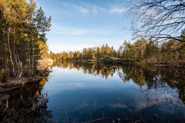 Göl su yansımaları ve dramatik fırtına bulutları yukarıdaki ile renkli günbatımı