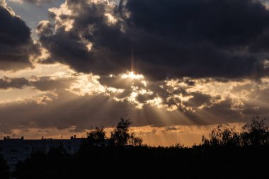 fırtına bulutları kırsal ve yollar olan alanlar üzerinde şekillendirme