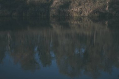 Doğa yansımalar göl veya nehir kırsal su temizleyin. sonbahar renkleri - vintage eski göz film.