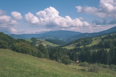 güzel Batı Karpat Tatra dağ manzarası yeşil alanları ve ormanları ön planda. Yaz aylarında yürüyüş parkurları Slovakça