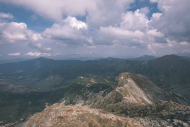 güzel dağ panorama üstünden Slovakça Tatra Dağları rocky peyzaj ve fırtına bulutlu gökyüzü ile Banikov tepe