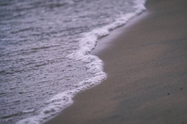 kirli plaj sakin akşam - fırtına bulutları ile deniz kenarında vintage eski göz film.