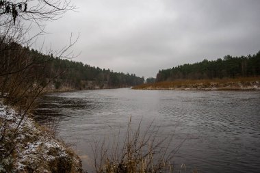 nehir, Gauja Valmiera yakınındaki kumtaşı kayalıklarla ve erken kış sakin su ile