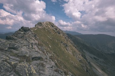 dağ panorama Banikov tepe Slovakça Tatra Dağları rocky manzara ile üst ve gölgeler yürüyüşçü fırtına bulutları ile parlak gün yaklaşıyor - vintage eski film bakmak