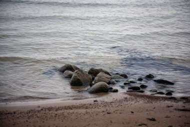 kayalık sahil şeridine Letonya akış su deniz ve geç sonbaharda büyük kayalar