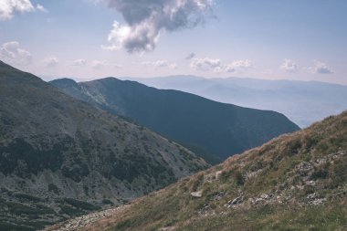 güzel kayalık dağ sonbaharda mavi gökyüzü ve geç çim ile Slovakça Tatra Batı Karpat dağlarda tepelerde yürüyüş parkurları ile en fazla. Parlak gün ışığı, maceralar için uzak ufuk boş kayalarda