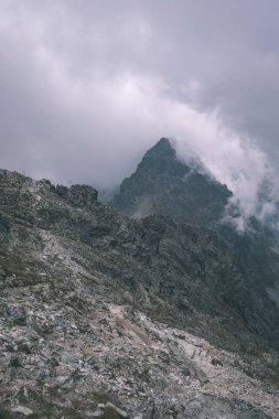 Rysy en yüksek dağ sis kaplı. Sonbahar yokuş üzerinde kayalık yürüyüş parkurları. Sınır, Slovakya ve Polonya - vintage eski film bakmak