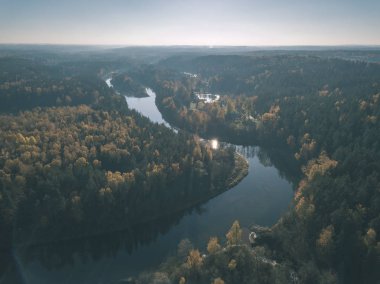 drone görüntü. sonbahar renkli ormandaki dalgalı Nehri'nin havadan görünümü. Letonya, nehir gauja - vintage eski film bakmak