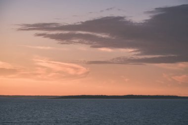 kırmızı renkler'nde günbatımı Baltık Denizi üzerinde Estonya - vintage eski film bakmak sakin su ve güneş yansımaları ile doymuş