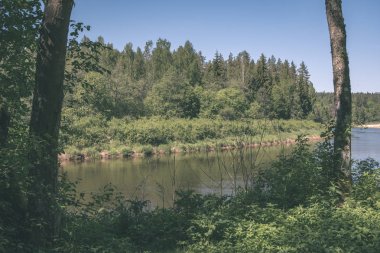sakin Nehri yakınındaki Cesis, Letonya ağaçlarının yansımaları ile. Gauja Nehri