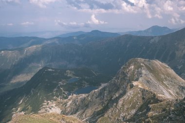 güzel dağ panorama Banikov tepe Slovakça Tatra Dağları rocky manzara ile üst ve gölgeler yürüyüşçü fırtına bulutları ile parlak gün
