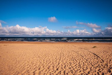 deniz plaj manzarası bulutlar ve sakin su ile