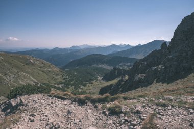 güzel kayalık dağ sonbaharda mavi gökyüzü ve geç çim ile Slovakça Tatra Batı Karpat dağlarda tepelerde yürüyüş parkurları ile en fazla. Parlak gün ışığı, maceralar için uzak ufuk boş kayalarda