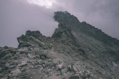 Rysy güzel en yüksek dağ sis kaplı. Sonbahar yokuş üzerinde kayalık yürüyüş parkurları. Slovakya ve Polonya sınırı 