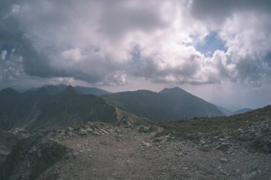 güzel dağ panorama Banikov tepe Slovakça Tatra Dağları rocky manzara ile üst ve gölgeler yürüyüşçü fırtına bulutları ile parlak gün