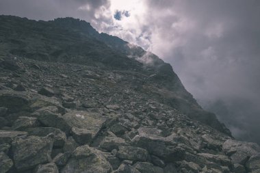 Rysy güzel en yüksek dağ sis kaplı. Sonbahar yokuş üzerinde kayalık yürüyüş parkurları. Slovakya ve Polonya sınırı 