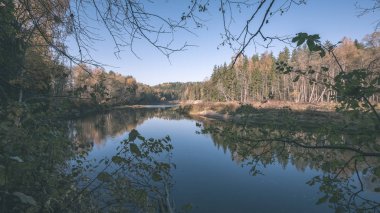 sonbahar renkli ülkede orman nehir. vintage eski film Nehri Cesis şehir - Letonya Gauja bak