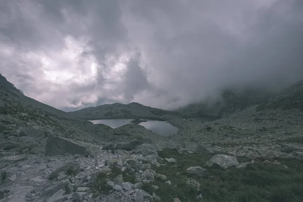 Hermoso Pico Montaña Rysy Cubierto Niebla Ascenso Otoñal Senderos Rocosos — Foto de Stock