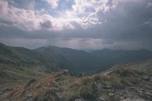 상단의 슬로바키아 타트라 Tatra 산에서 Banikov 피크와 구름과 하루에 등산객의 — 스톡 사진