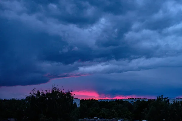 Nubes Tormenta Que Forman Hermoso Cielo Rojo Durante Puesta Del — Foto de Stock