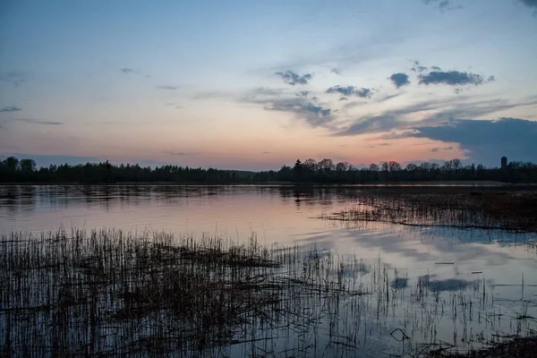 Färgsprakande Solnedgång Sjön Med Vatten Reflektioner Och Dramatiska Molnen Ovan — Stockfoto