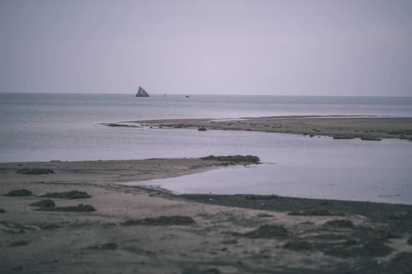 Spiaggia Mare Vuoto Autunno Con Nebbia Toni Freddi Sabbia Vuota — Foto Stock