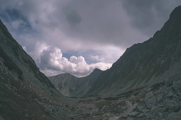 슬로바키아에서 타트라 Tatra 산에에서 관광객 하이킹 산책로 하이킹 모험에 명확한 — 스톡 사진