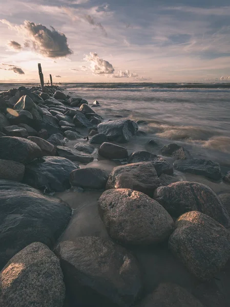 Dlouhá Expozice Moře Pláž Kameny Prané Vlny Vody Abstraktní Obraz — Stock fotografie