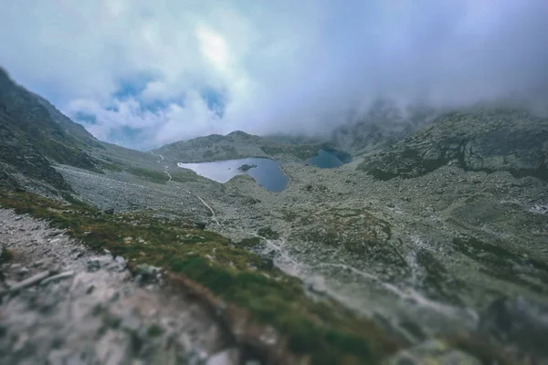 Hermoso Pico Montaña Rysy Cubierto Niebla Ascenso Otoñal Senderos Rocosos — Foto de Stock