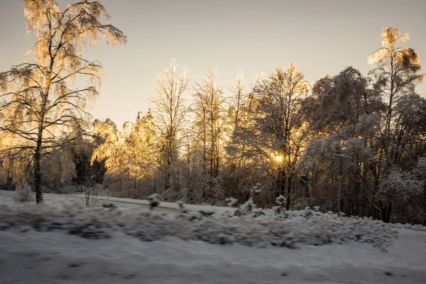 Neve Gelo Coberto Estrada Campo Inverno Com Marcas Pneus Pôr — Fotografia de Stock