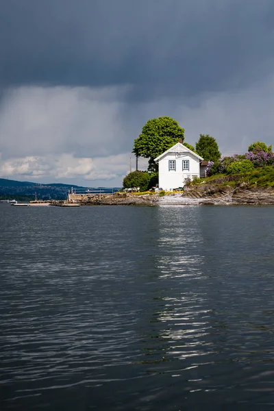 Edificio Costa Rocosa Noruega Con Pocos Pinos Aguas Tranquilas Bajo —  Fotos de Stock