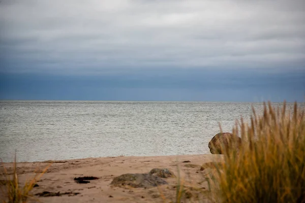 拉脱维亚的岩石海岸线 在深秋有海水和大岩石 — 图库照片