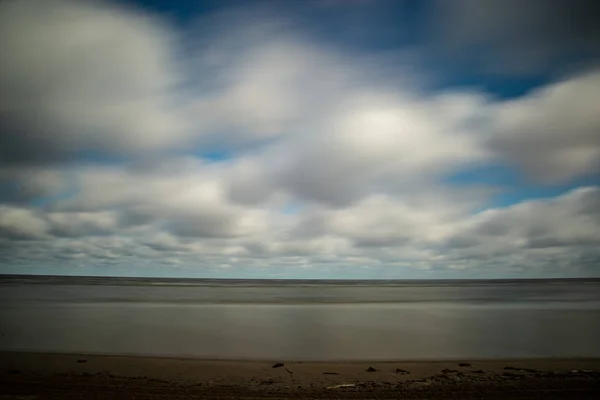 Lege Strand Het Voorjaar Met Blauwe Bewolkte Hemel — Stockfoto