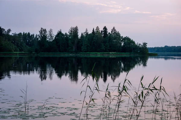 Vackra Sjön Med Vatten Reflektioner Och Dramatiska Molnen Ovan — Stockfoto