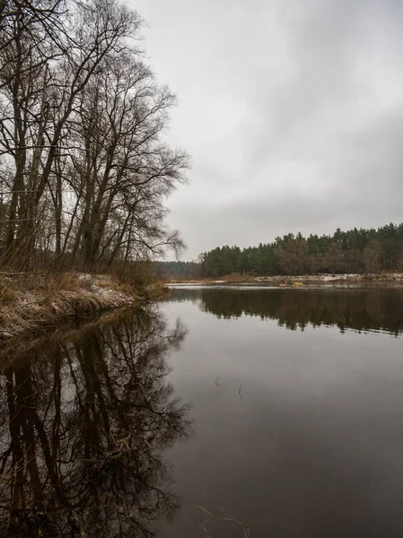 Fluss Gauja Der Nähe Von Valmiera Mit Sandsteinfelsen Und Ruhigem — Stockfoto