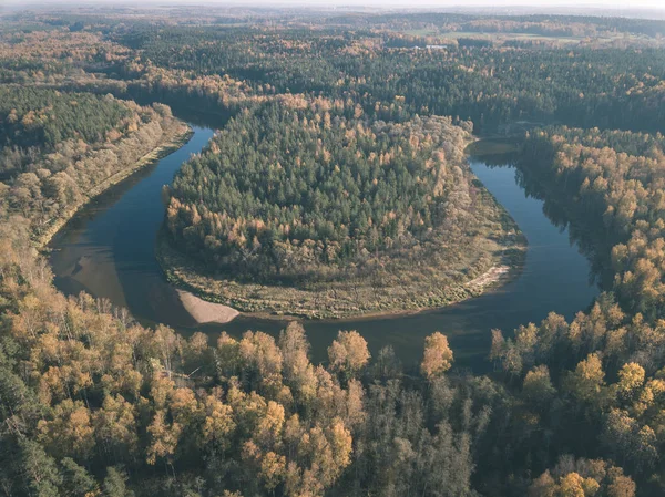 ドローンのイメージ 秋の色森波状川の空撮 ラトビア ガウヤ ヴィンテージの古いフィルムの外観の川 — ストック写真