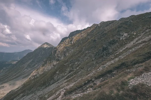 상단의 슬로바키아 타트라 Tatra 산에서 Banikov 피크와 구름과 하루에 등산객의 — 스톡 사진