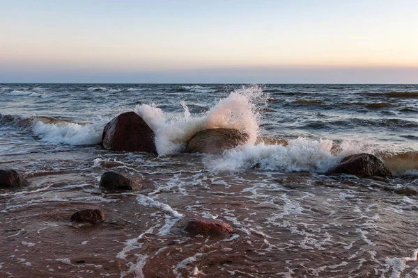 Stenar Och Vågor Havet Dagtid Sommaren — Stockfoto
