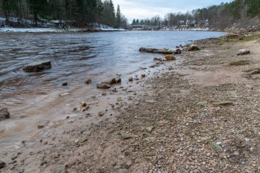 doğal vücut su. gölet yansımaları, ağaç ve bulutlarda sakin su yüzeyi ile