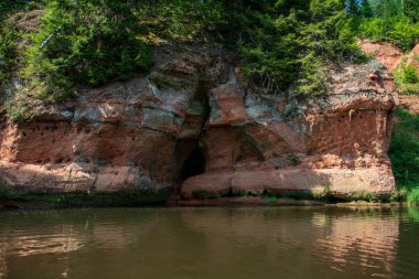 nehir, Amata Letonya yaz sabahı kumtaşı kayalıklarla, yeşil yaprakları ile su akışı