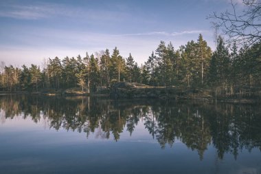 renkli sunset Bulvarında Göl su yansımaları ve dramatik fırtına bulutları yukarıdaki ile. geç akşam renkler - vintage bir retro görünüm