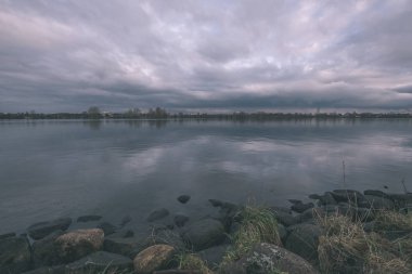 panoramik deniz plaj kayalar, bitkiler ve temiz su ile yaz aylarında güneşli gün - vintage bir retro görünüm görünümünde