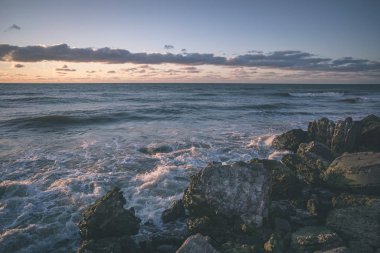 tuğla ve beton yapıların eski savaş fort ayrıntıları ile su dalgalar deniz Dramaturji günbatımında yıkadı. Liepaja, Letonya - vintage bir retro görünüm