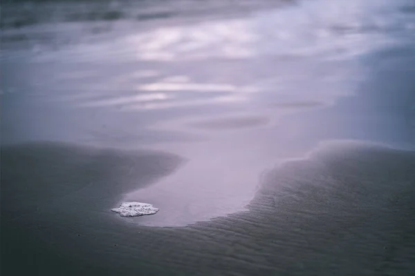 海の嵐の雲 きれいな白い砂のビーチで小さな波 浅い被写し界深度 — ストック写真