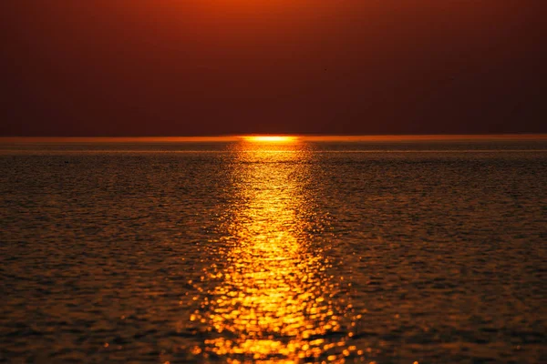 Dramatische Rood Oranje Gekleurde Zonsondergang Kalme Zee Zomer Met Zon — Stockfoto