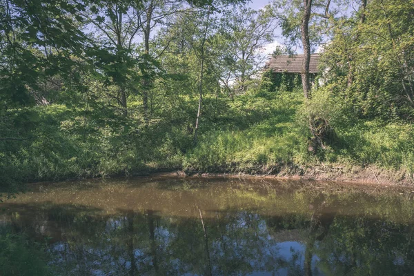 Природне Водоймище Ставок Відображенням Дерев Хмар Поверхні Спокійної Води Вінтажний — стокове фото