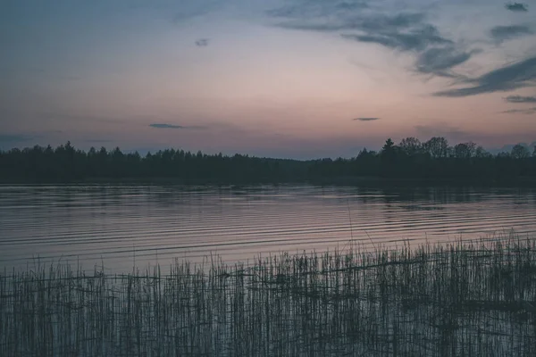 Coucher Soleil Coloré Sur Lac Avec Des Nuages Tempête Dramatiques — Photo