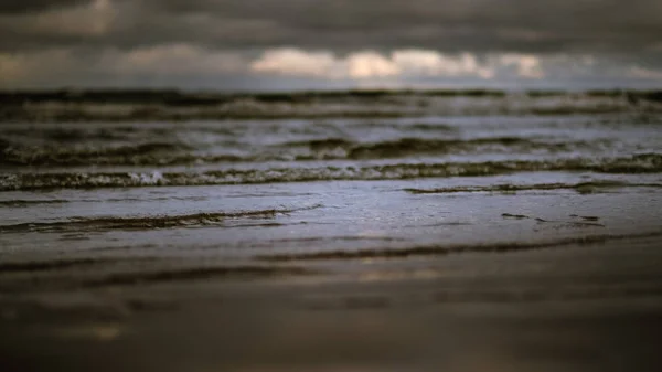Awan Badai Atas Laut Gelombang Kecil Pantai Pasir Putih Yang — Stok Foto